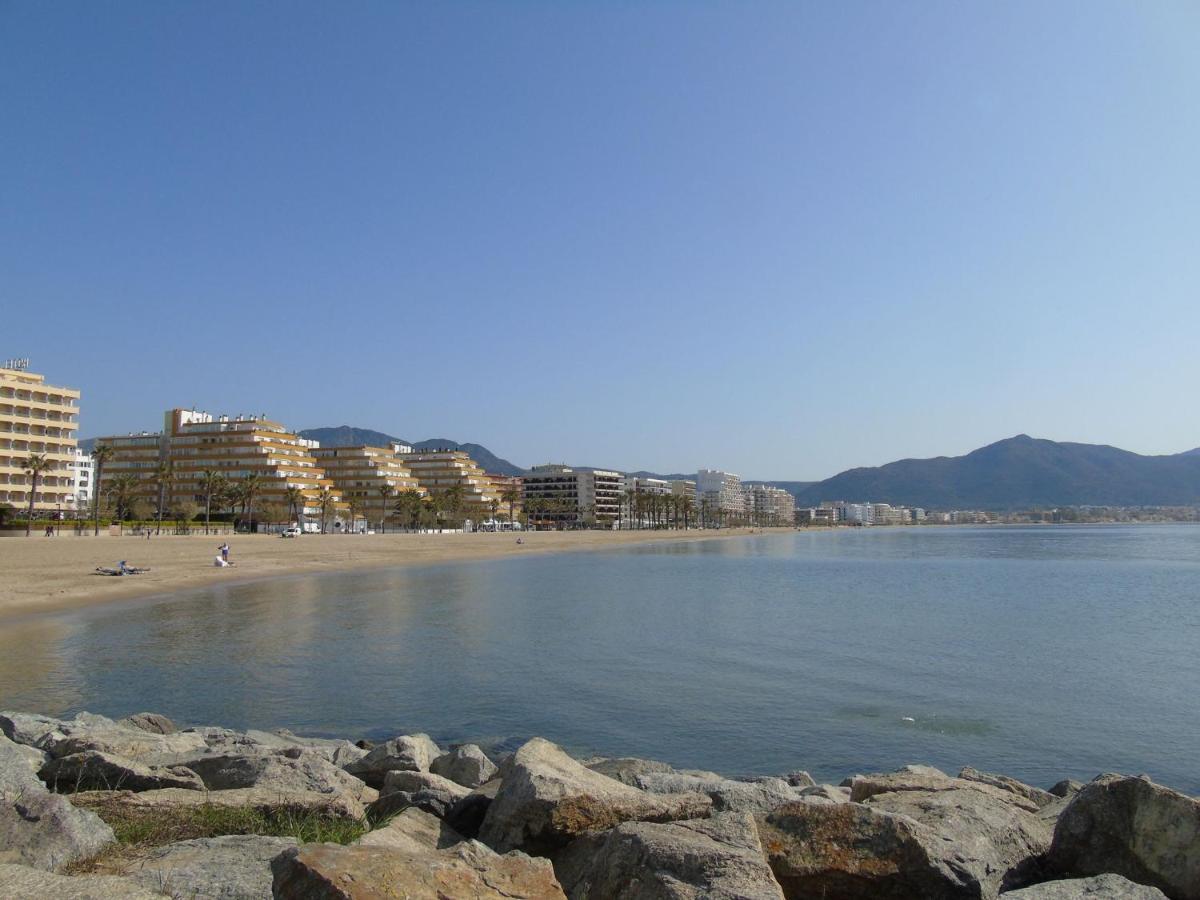 Appartement Premiere Ligne De Mer Avec Piscine Roses Zewnętrze zdjęcie
