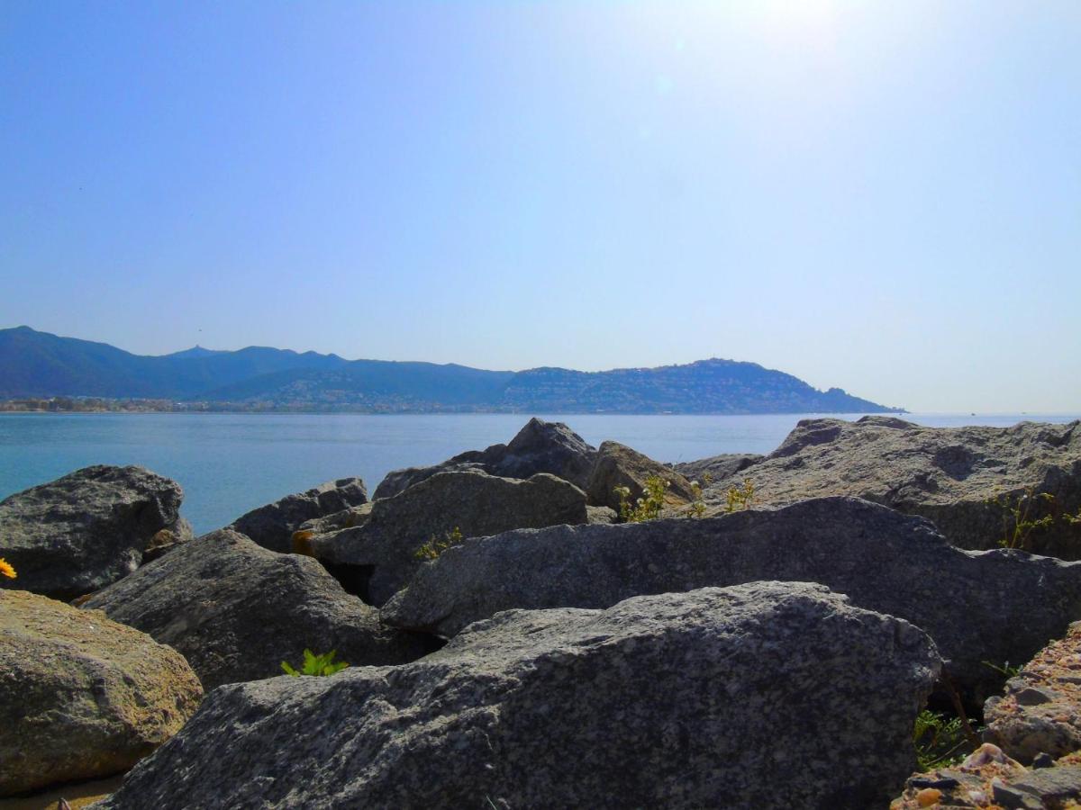 Appartement Premiere Ligne De Mer Avec Piscine Roses Zewnętrze zdjęcie