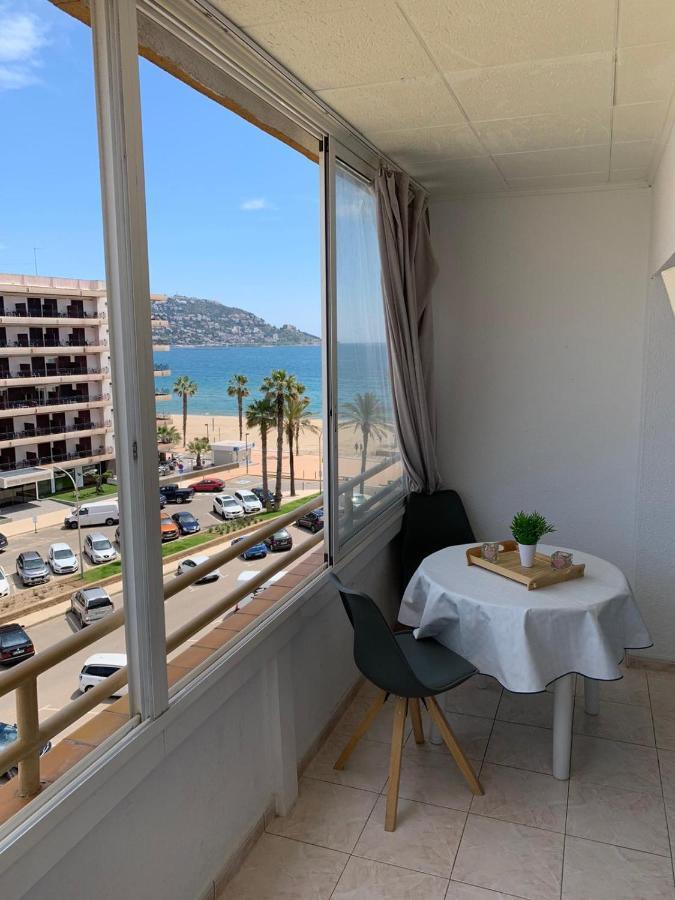 Appartement Premiere Ligne De Mer Avec Piscine Roses Zewnętrze zdjęcie