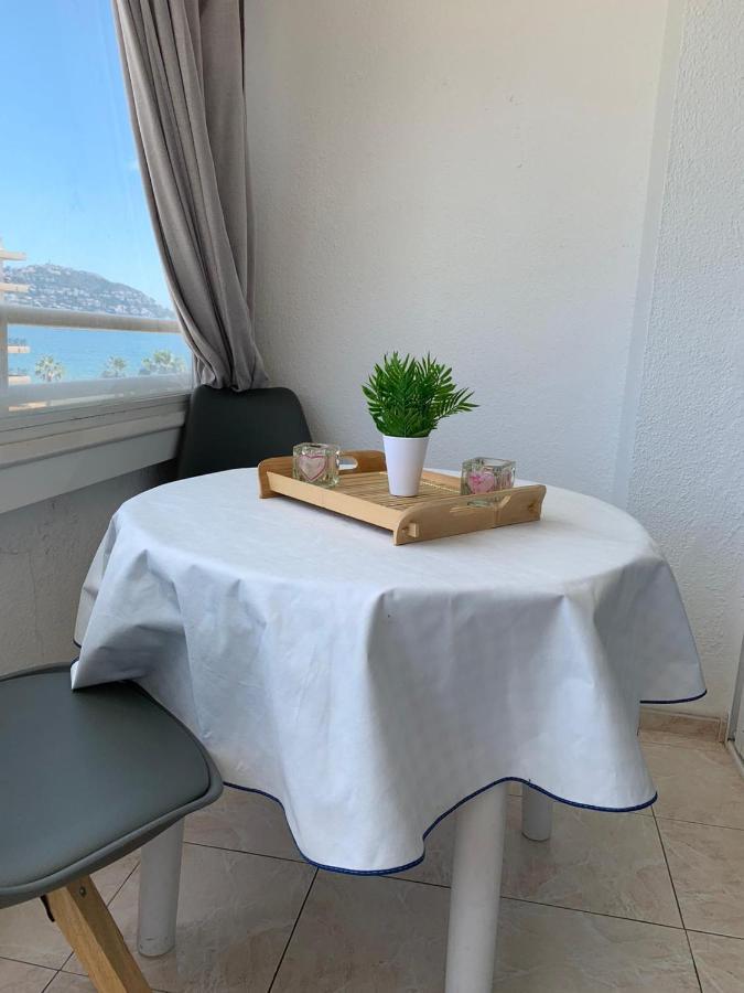 Appartement Premiere Ligne De Mer Avec Piscine Roses Zewnętrze zdjęcie