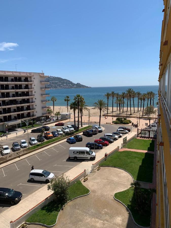 Appartement Premiere Ligne De Mer Avec Piscine Roses Zewnętrze zdjęcie