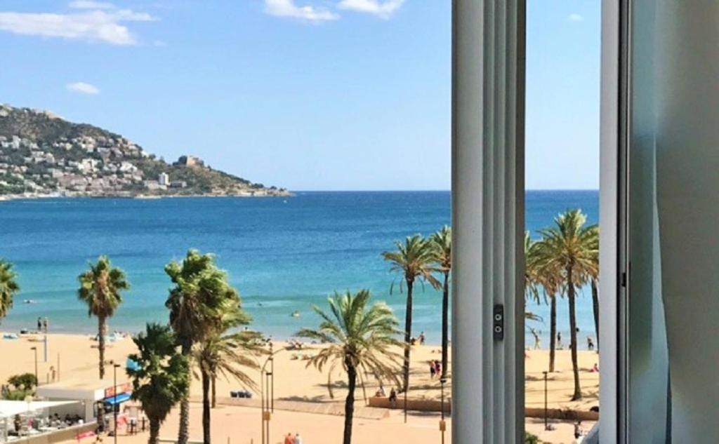 Appartement Premiere Ligne De Mer Avec Piscine Roses Zewnętrze zdjęcie