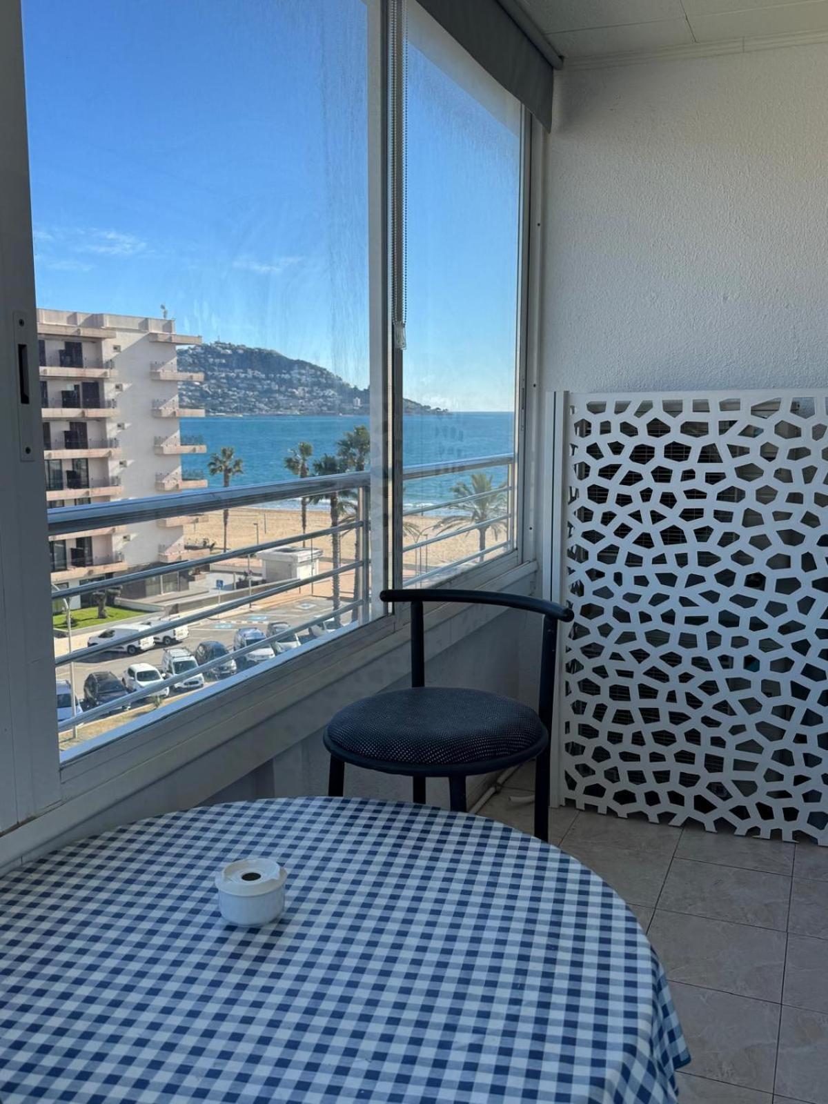 Appartement Premiere Ligne De Mer Avec Piscine Roses Zewnętrze zdjęcie