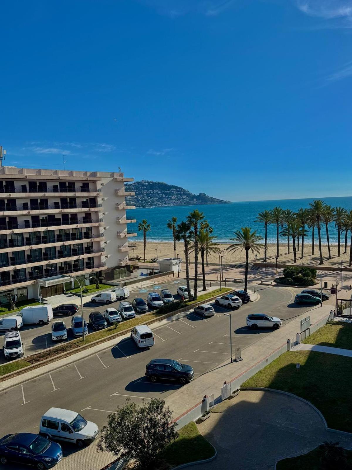 Appartement Premiere Ligne De Mer Avec Piscine Roses Zewnętrze zdjęcie