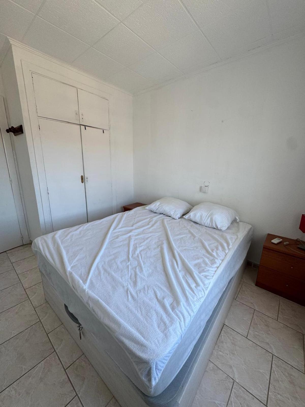Appartement Premiere Ligne De Mer Avec Piscine Roses Zewnętrze zdjęcie