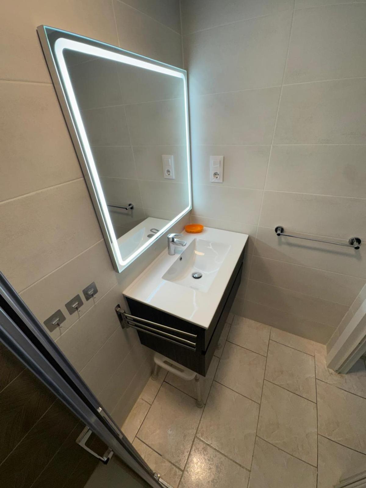 Appartement Premiere Ligne De Mer Avec Piscine Roses Zewnętrze zdjęcie